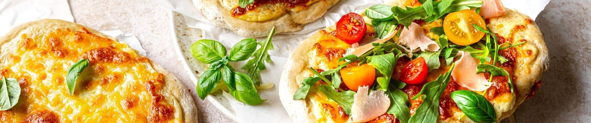 Zweierlei_Pinsa_mit_Rucola_und_Tomaten.jpg