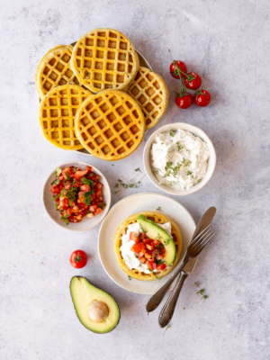 Avocado Waffeln mit Kressedip und Tomatensalsa