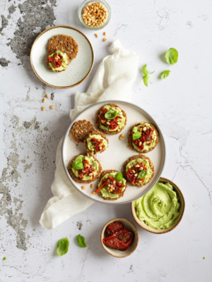 Canapés mit Avocadocreme und getrockneten Tomaten