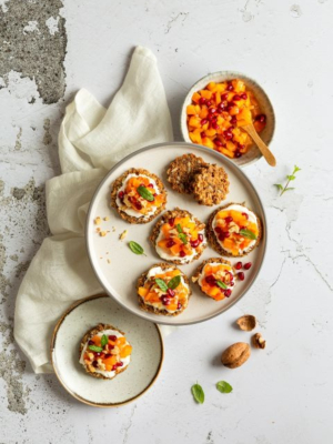 Canapés mit Mascarpone und Kakikompott