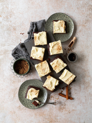 Chai Brownies mit Frischkäse-Topping