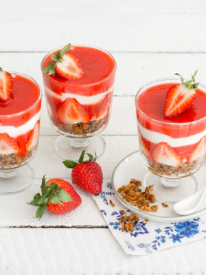 Erdbeer-Schicht-Dessert mit Dinkelflocken