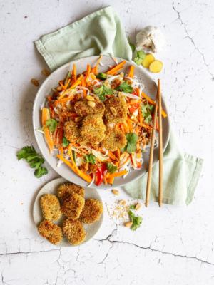 Reisnudelsalat mit Erdnuss-Gemüsenuggets