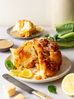 Gefüllter Miso-Blumenkohl mit Taboulé