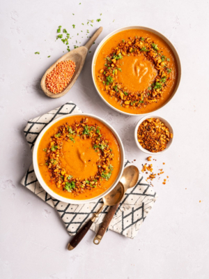 Rote Linsensuppe mit Paprika-Walnuss Crunch