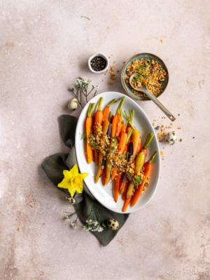 Glasiertes Wurzelgemüse mit Knuspertopping