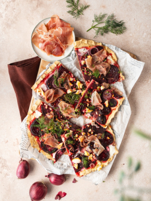 Rote Bete Flammkuchen mit Prosciutto