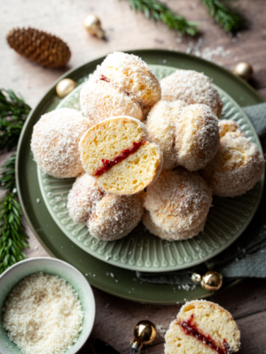 Glutenfreie Schneebälle mit Erdbeermarmelade