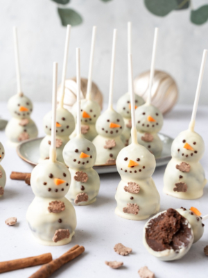 Schneemann Cake Pops mit Brownie Füllung