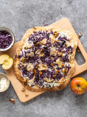 Flammkuchen mit Rotkohl und Apfel