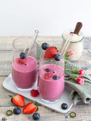 Beeren-Smoothie mit Haferkleie