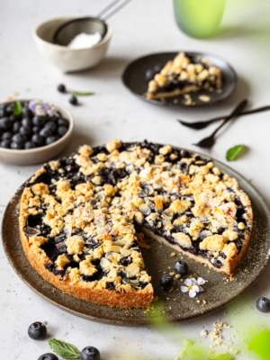 Streuselkuchen mit Balsamico Blaubeeren und Mandeln