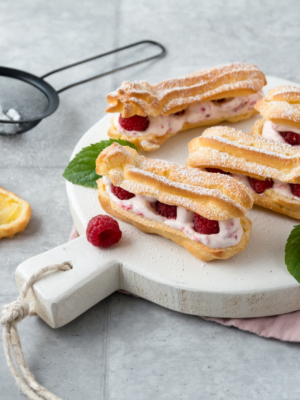 Eclair mit Himbeercreme