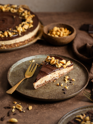 Schoko-Erdnusscheesecake mit Müsliboden (No-Bake)