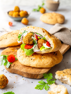 Gefüllte Fladenbrote mit Falafel und Joghurtdressing