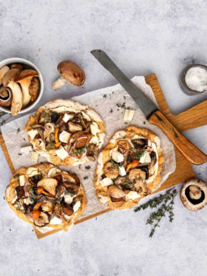 Herbstliche Brotfladen mit gemischten Pilzen