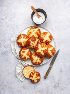 Einfache Laugenbrötchen