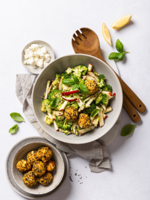 Airfryer-Linsen-Fetabällchen mit Brokkoli-Apfelsalat