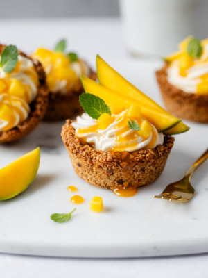 Müsli-Cups mit luftiger Mangocreme