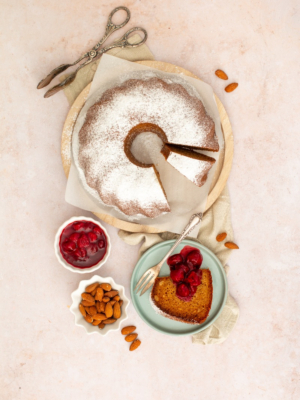 Marzipan-Gugelhupf mit Kirschkompott