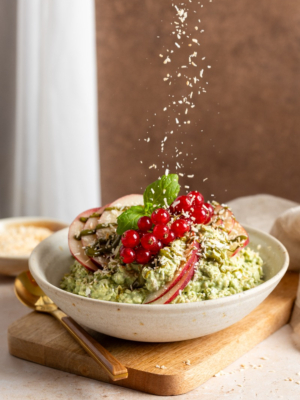 Matcha-Kokos-Müslibowl mit Toppings