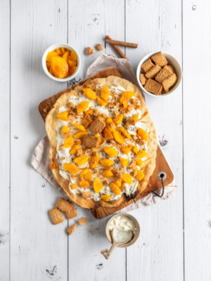 Flammkuchen mit Pfirsich und Spekulatius-Brösel