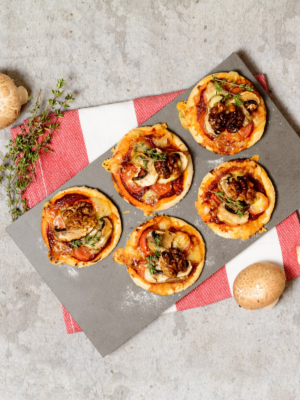 Pizzataler mit Champignons und Walnüssen