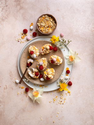 Schokoeier mit Himbeer-Knusperquark