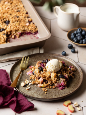 Rhabarber-Heidelbeer-Crumble mit Müsli
