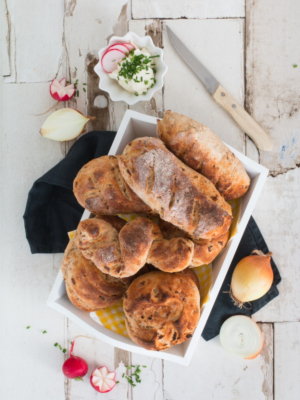 Rustikale Zwiebelbrötchen