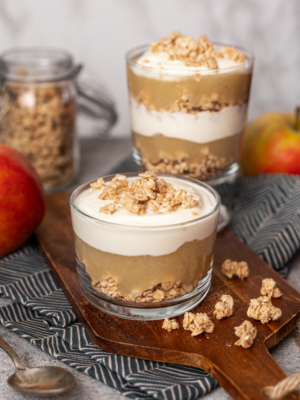 Schichtdessert mit Apfelmus und Hafer Crunchy
