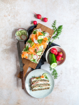 Schwedische Brottorte mit Räucherlachs