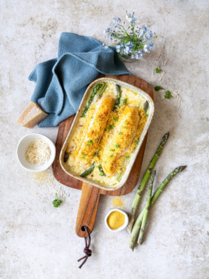 Grünes Spargelgratin mit Lachs und Maiskruste