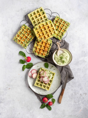 Spinat Waffeln mit Cashew-Kräutercreme