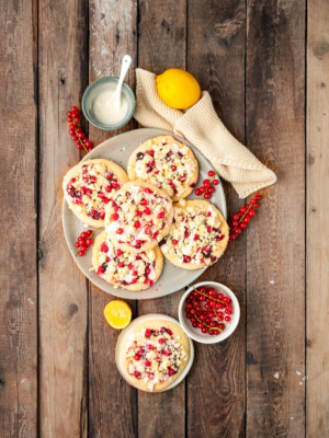 Streuseltaler mit Johannisbeeren