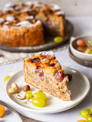 Vollkorn-Nusskuchen mit Trauben