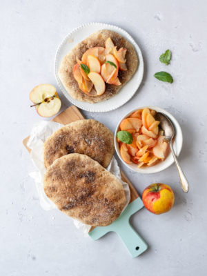 Maple Pinsa mit Zimtkruste und Kompott