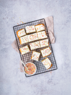 Zitronenschnitten mit Schmandcreme und Konfetti