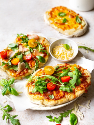 Zweierlei Pinsa mit Rucola und Tomaten