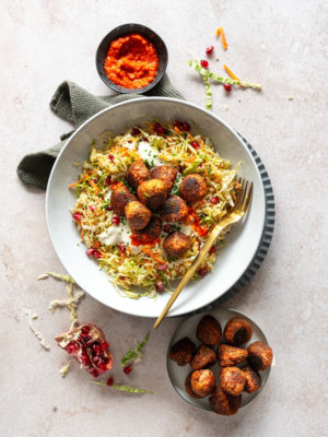 Scharfe Ajvar Hackbällchen mit winterlichem Couscoussalat