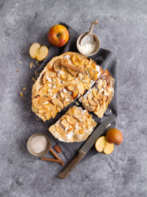 Flammkuchen mit Apfel und Zimt