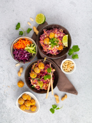 Asia-Glasnudelsalat mit Sesamfalafel