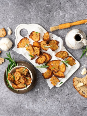 Brotchips mit Knoblauch und Rosmarin