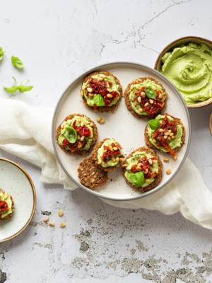 Canapés mit Avocadocreme und getrockneten Tomaten