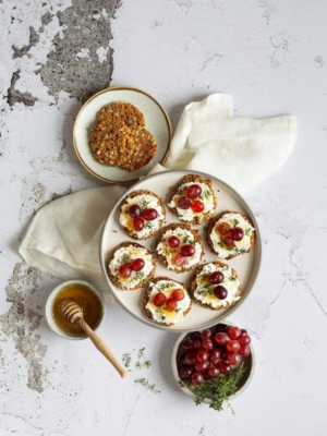 Canapés mit Ziegenfrischkäse, Trauben und Honig