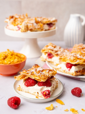 Cornflake Knupser-Schnitten mit Himbeeren
