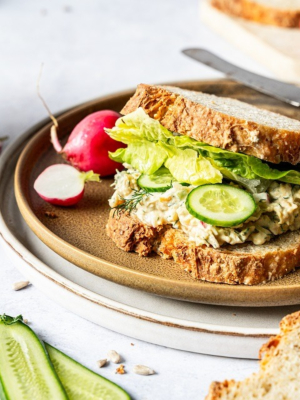 Veganes Gartensandwich mit Kichererbsen