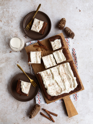 Lebkuchen-Tres Leches Kuchen mit Zimt-Sahne