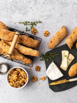 Gedrehte Dinkel-Hafer Stangen mit Walnüssen