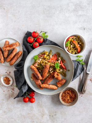 Bratwürstchen Chorizo Art mit Tomaten-Bohnensalat